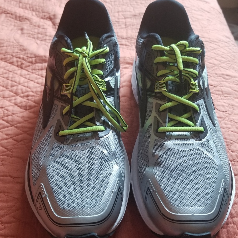 Gray/ lime green Brooks ravenna 7